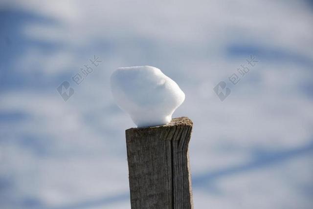 木桩上的白色积雪背景图片