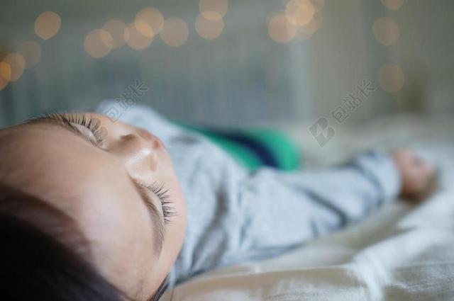 室内熟睡长睫毛男孩背景图片