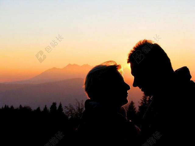 日落爱情亲吻男女剪影山水背景图片