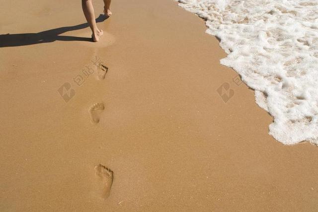 夏天户外海边脚印波浪背景图片