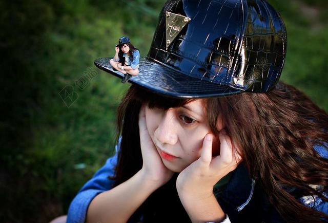 黑白人肖像托腮的忧郁女人背景图片