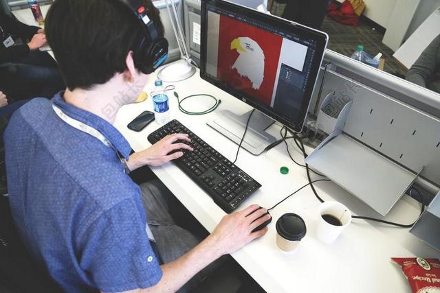 设计室办公室内正在工作中图片