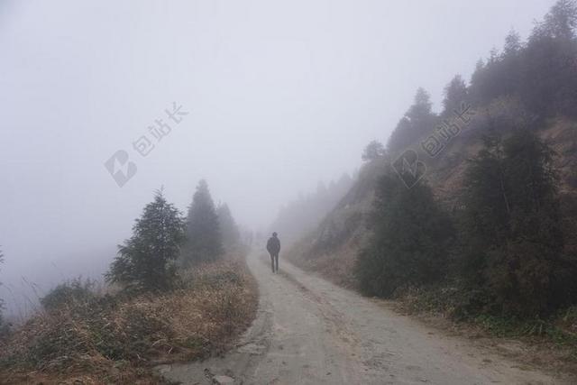 雾 背影 小路 山路 垂直分布带 轮廓 秋季 冷 景观