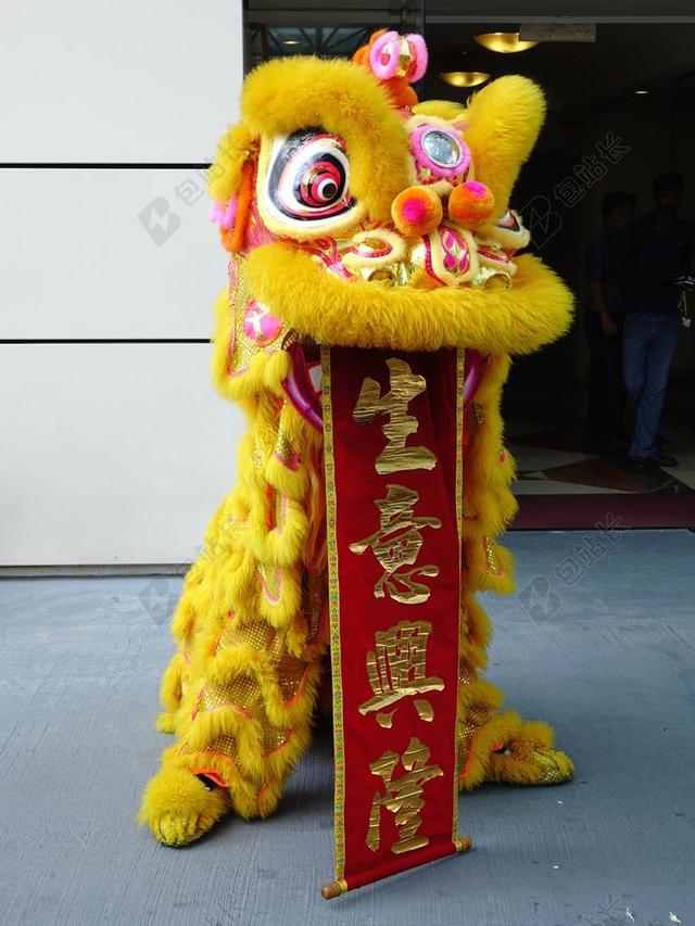 黄色的舞狮背景图片