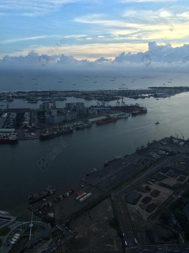 傍晚日落海边城市建筑船舶背景图片