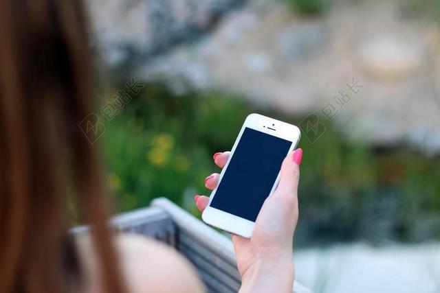 户外手拿手机电子通许科技女背景图片