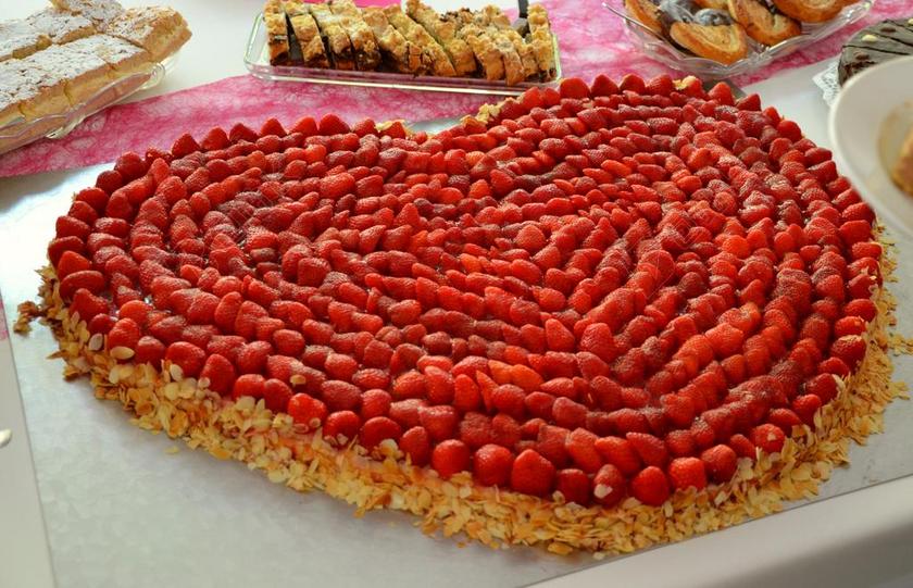 红色的草莓蛋糕背景图片