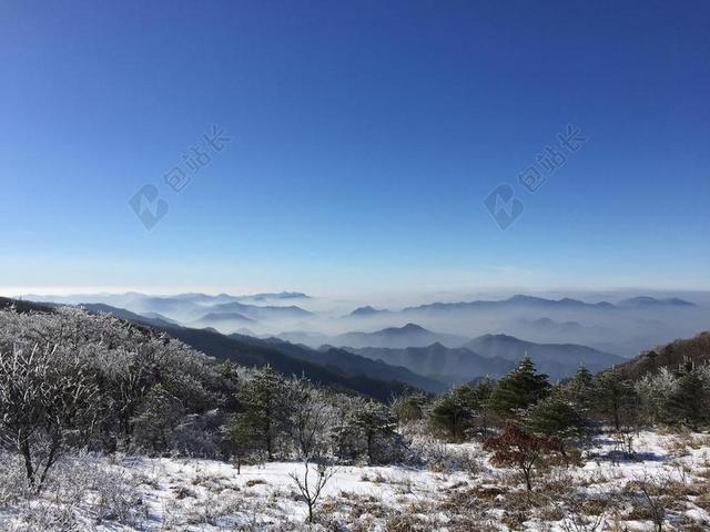 蓝色自然景观岩石雪山雪景山地背景图片