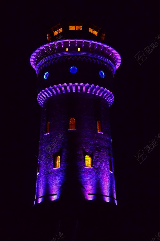 黑色夜晚现代建筑城市水塔设计背景图片