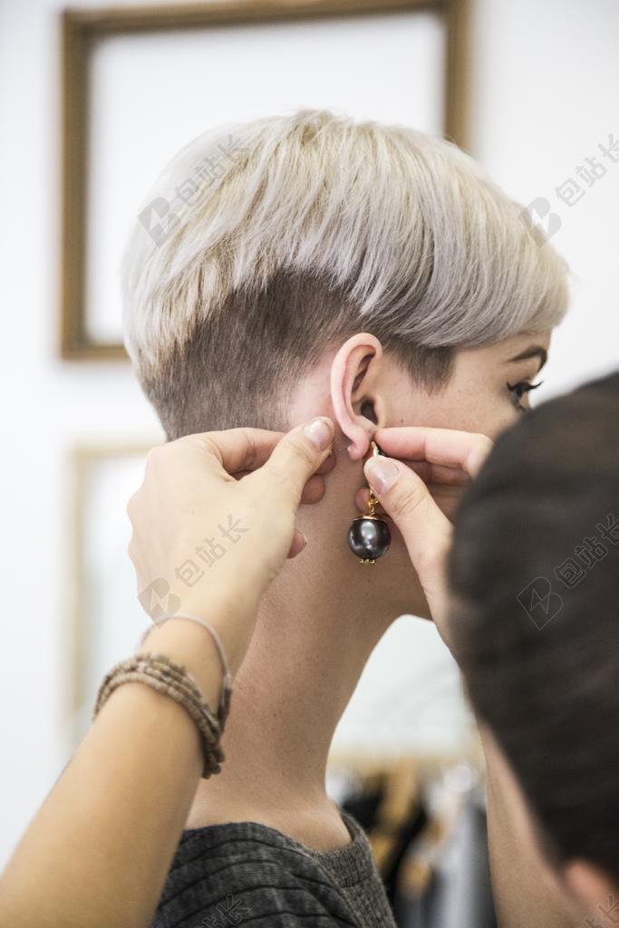 女子 女孩 模型 请尝试 风格 造型师 珠宝 时尚 耳环