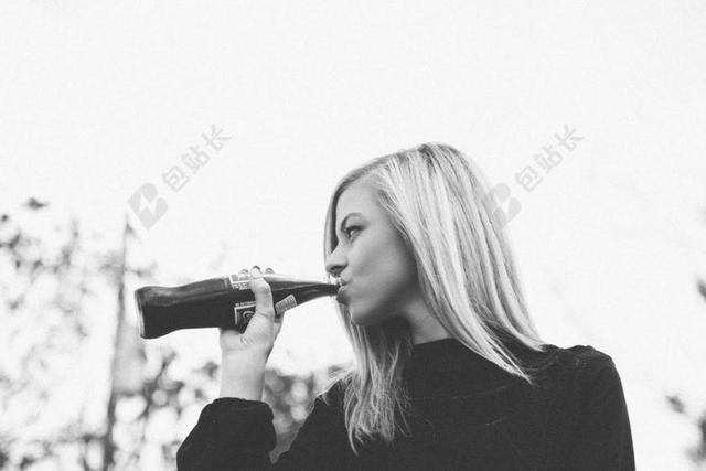 女子 喝 瓶 苏打水 软性饮料 女性 饮料 年轻的女人 渴