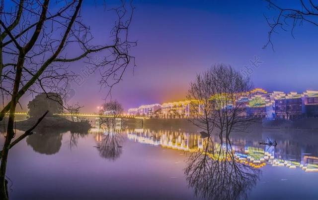 蓝紫色夜景城市建筑倒影水景背景图片