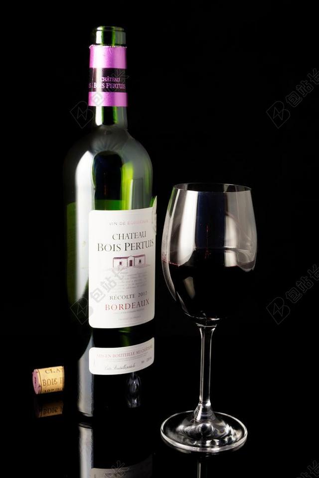 黑色葡萄酒酒瓶高脚杯背景图片