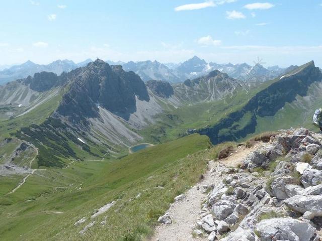 顶部的池 石 KAR 提示 红色蕾丝 远足 爬山 徒步旅行 更多