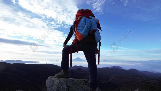 蓝色广告写实富士山登山徒步背景图片