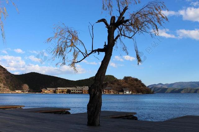 蓝色自然景观湖水村庄建筑背景图片