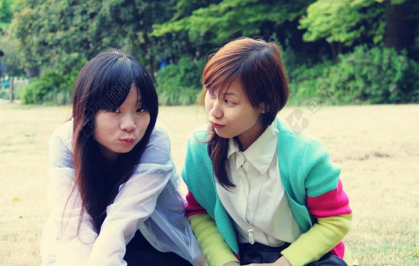 公园里的女孩背景图片