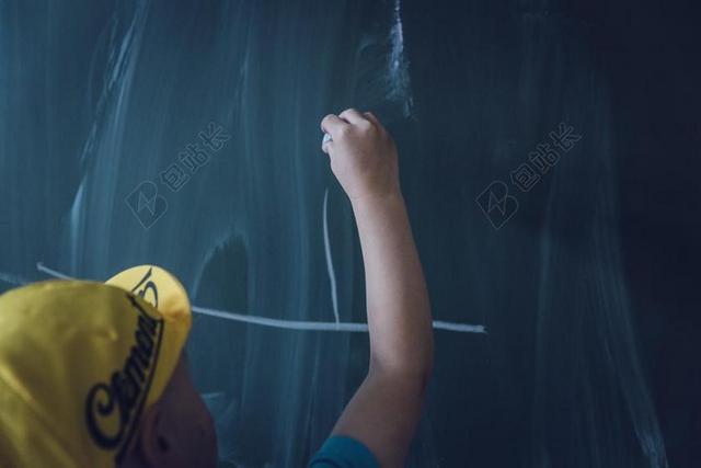 灰色小孩黑板黄帽子画画粉笔小孩在黑板上画画背景图片