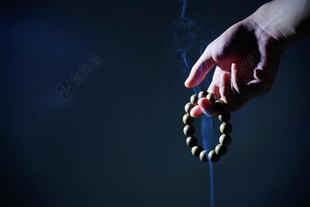 拿佛珠的手背景图片