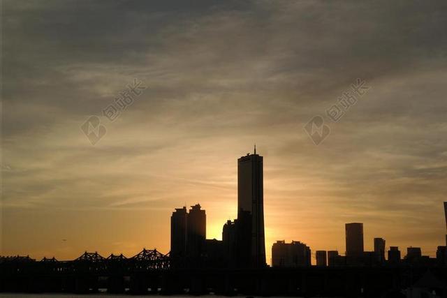 黑色傍晚城市高楼剪影安静背景图片