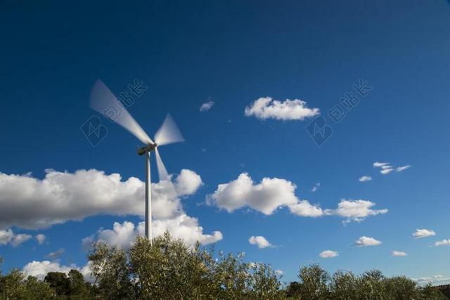 白色建筑简约转动的白色风车背景图片