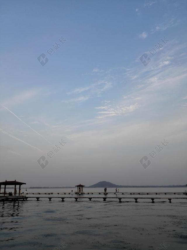 东湖 蓝天 山光水色