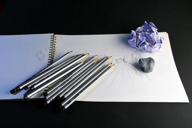 白色的铅笔和素描背景图片