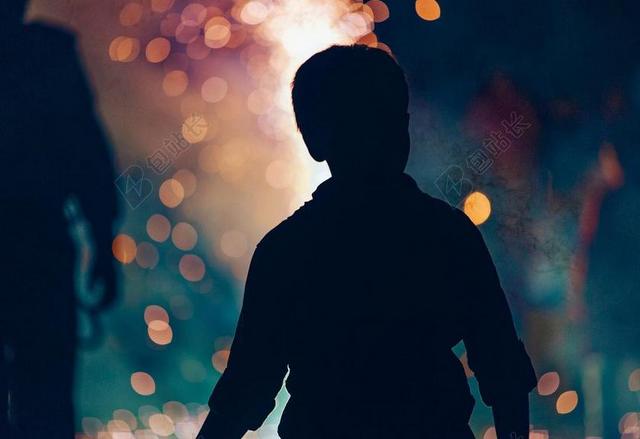 夜晚男孩独自徘徊背景图片