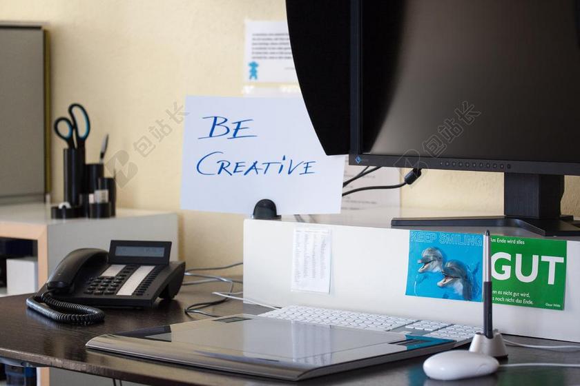 公司里的办公桌背景图片