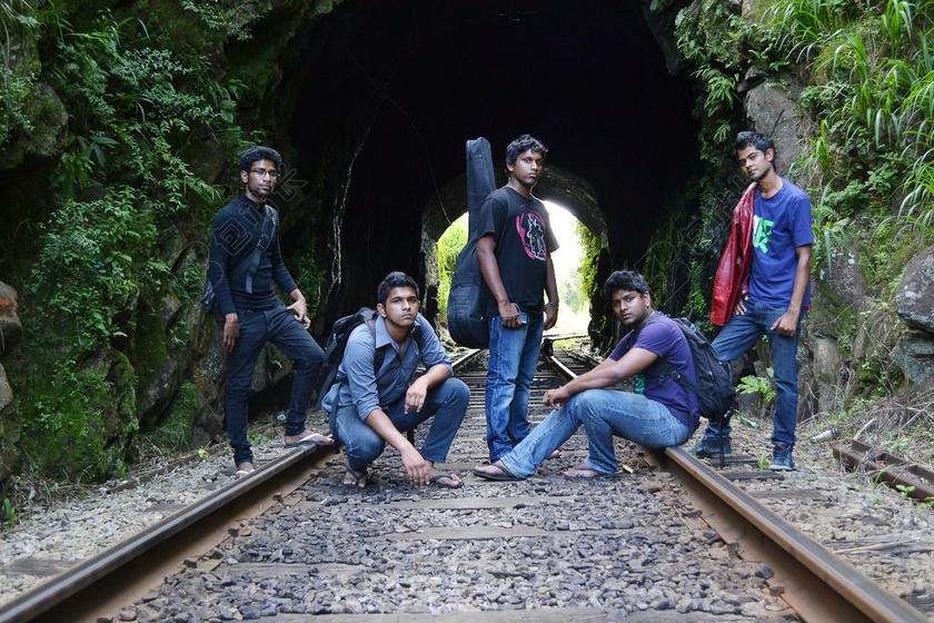 灰色人肖像铁轨上的青年背景图片