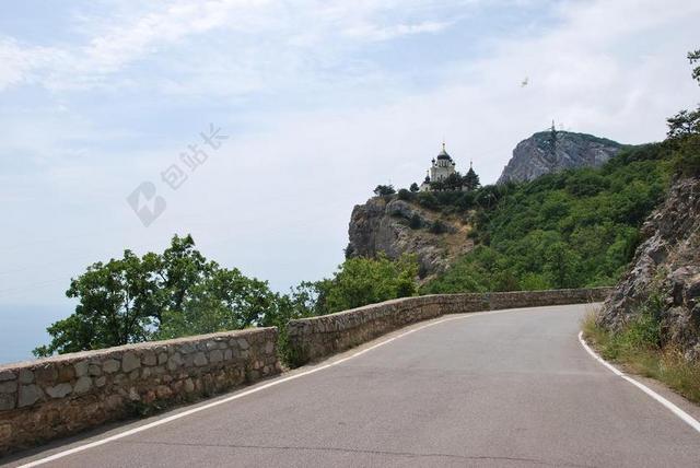 道路开阔蓝天下的山边的马路道路设计自然背景图片