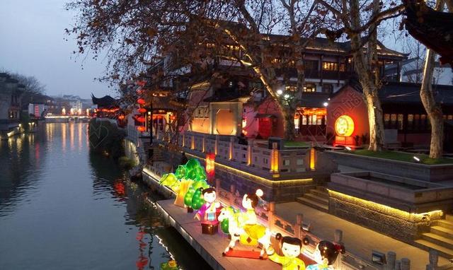 彩色光影美丽水边的各色花灯等庆祝灯展背景图片