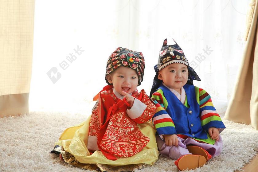 彩色人物可爱坐在毛毯上的男孩女孩儿童摄影时尚服装背景图片