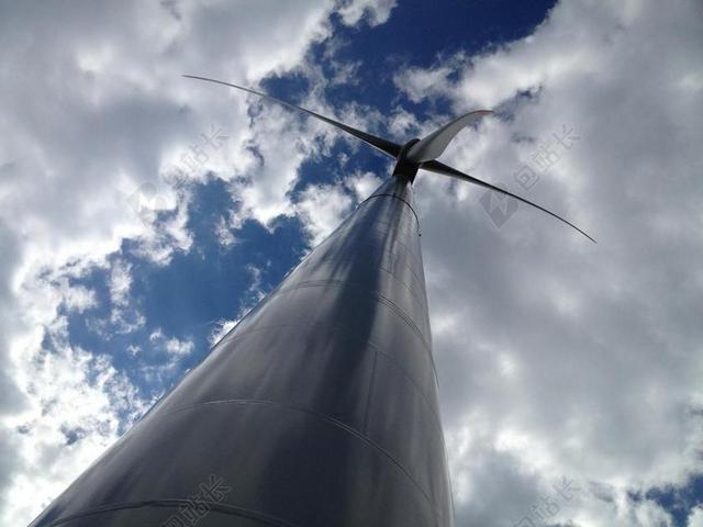蓝白能源现代仰视下的风车和蓝天白云风力资源自然背景图片