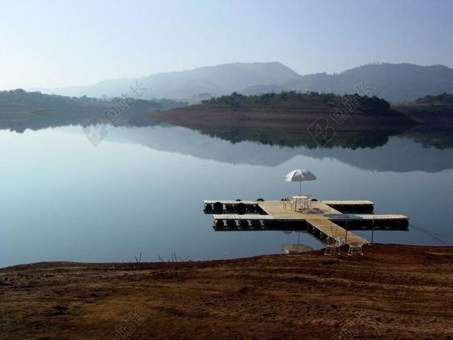 黄蓝自然开阔蓝天群山湖水土地山水自然旅游背景图片
