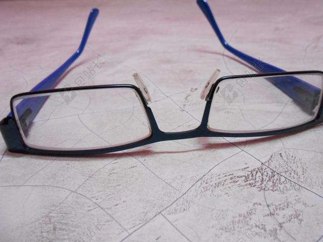 黄色广告写实眼镜背景图片
