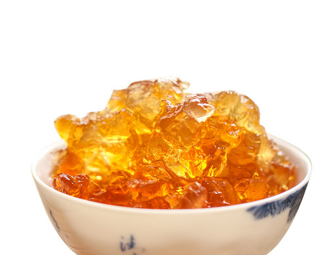 瓷碗里的桃胶