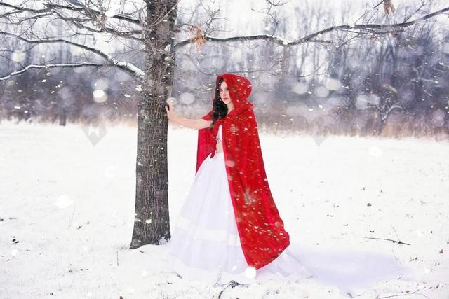 女子 美丽 快乐 女孩 冬天 雪 白 冷 年轻 红色的斗篷