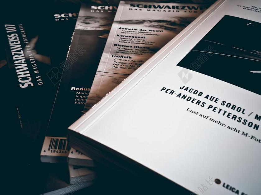 黑白书本交叠在一起的文件杂志等书本知识背景图片