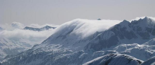 巍峨的高山和云雾背景图片