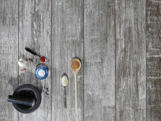食材丰富桌面上的研钵粉末食材香料背景图片
