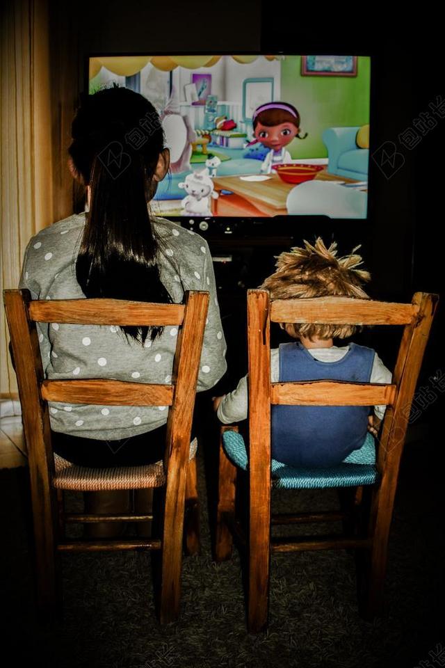 人物安静正在看电视的孩子们儿童摄影看电视背景图片