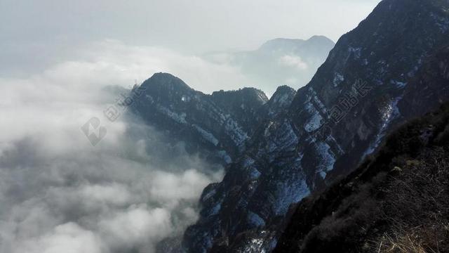 白绿自然缥缈云雾间的山峰自然山野景观旅游背景图片