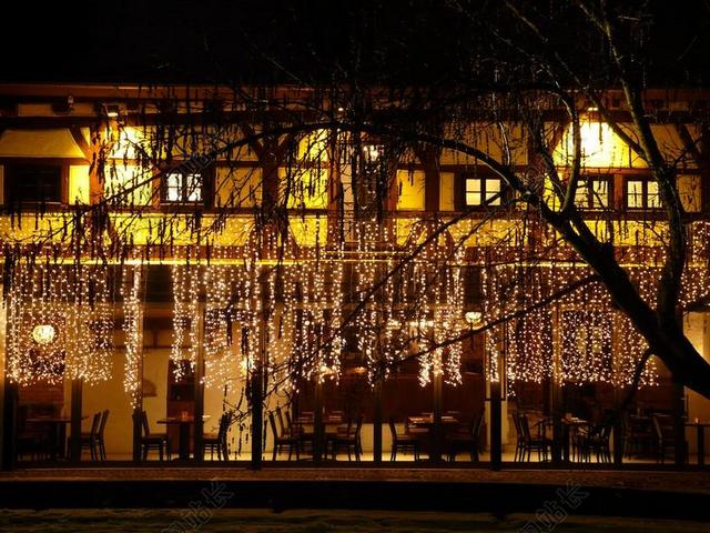黄黑黑夜中灯光闪烁的大楼建筑设计夜景背景图片