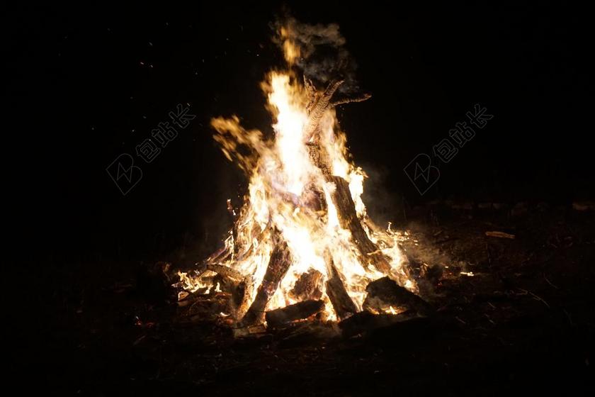 黄黑光影明亮黑夜中燃烧的柴火光影火光背景图片