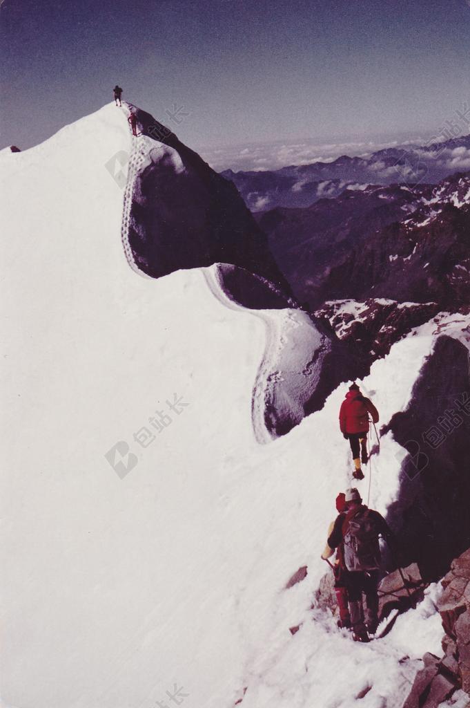 蓝白自然广袤蓝天下的积雪山峰运动登山雪景背景图片