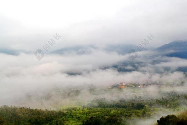 白绿自然缥缈云雾缭绕的山野自然山背景图片