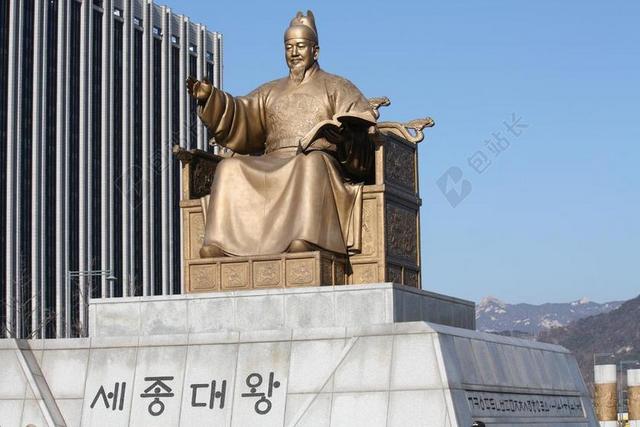 雕塑经典蓝天下大楼边的人物雕像雕塑设计景点背景图片