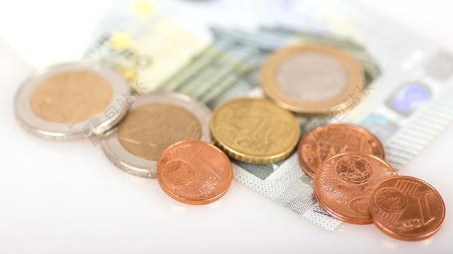 彩色金融经典纸币和大小硬币金融钱币交易背景图片