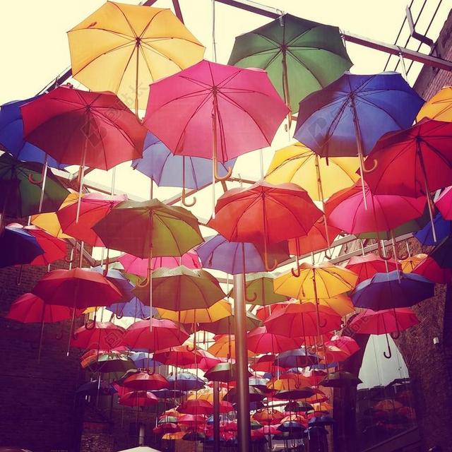 彩色雨伞走廊背景图片